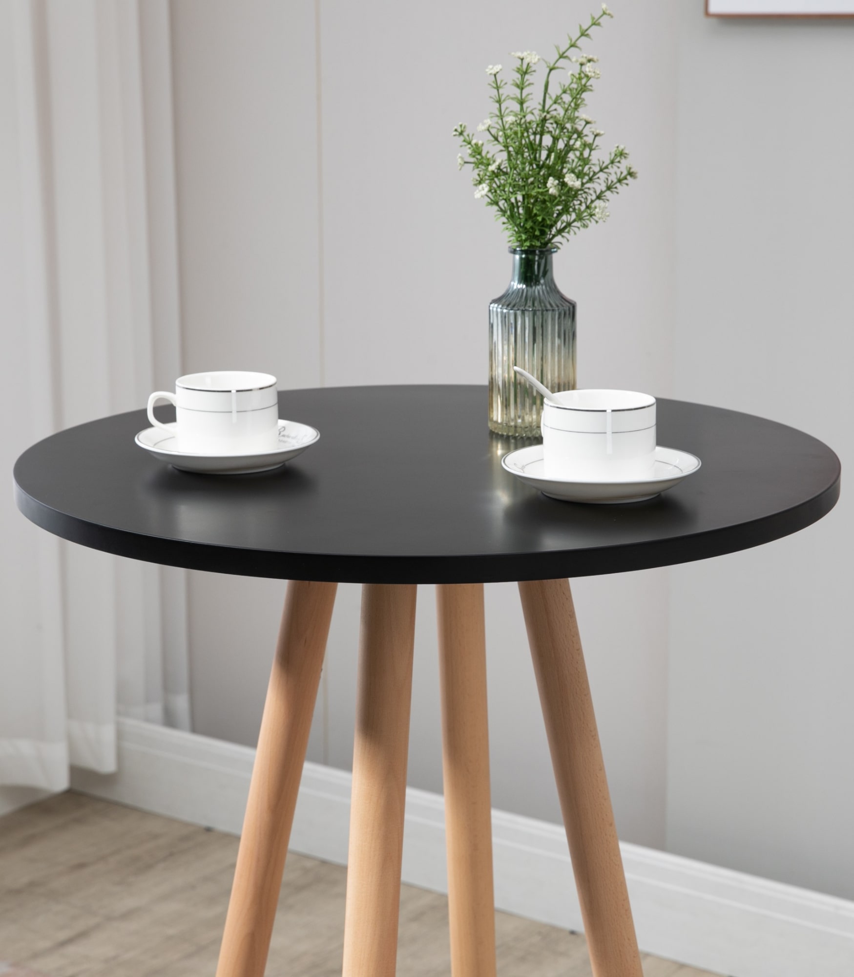 Livia rundt barbord