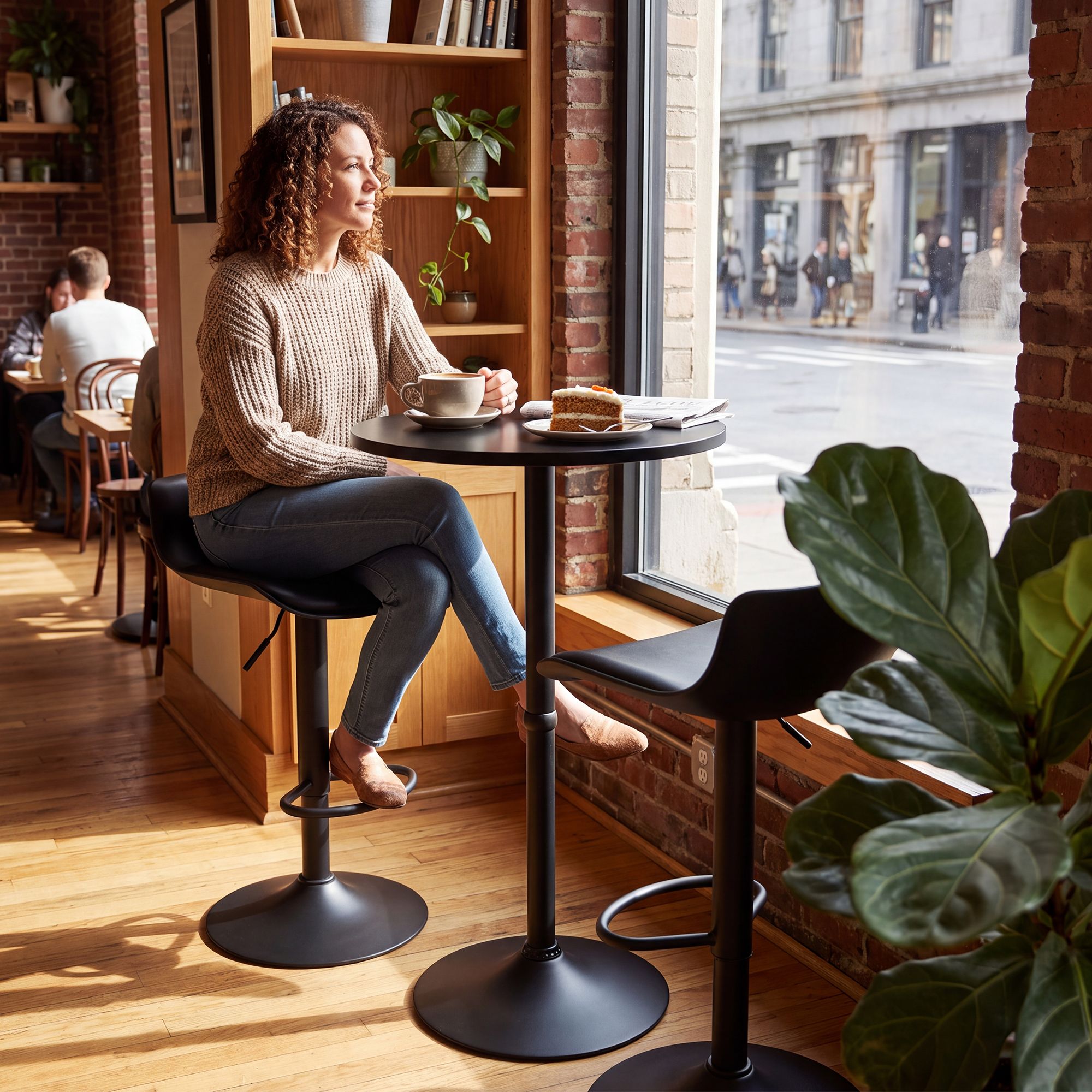 Barbordsett Navo med to barstoler i kunstskinn